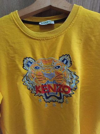Sudadera amarilla con tigre bordado.