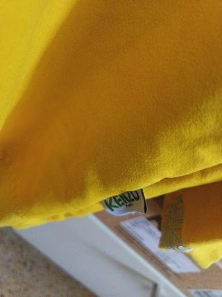 Sudadera amarilla con tigre bordado.