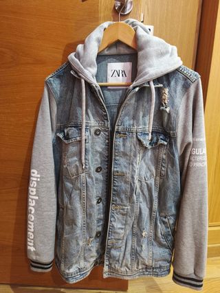 Cazadora vaquera Zara con capucha gris