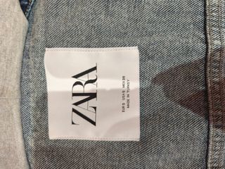 Cazadora vaquera Zara con capucha gris