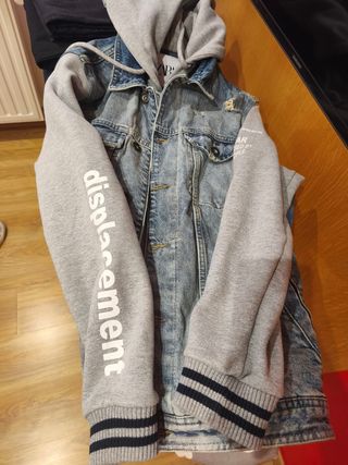 Cazadora vaquera Zara con capucha gris