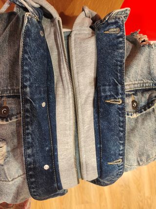 Cazadora vaquera Zara con capucha gris