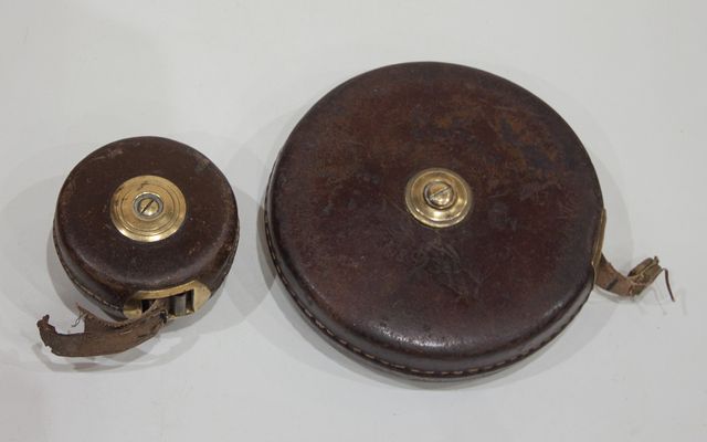 2 ANTIGUAS CINTAS METRICAS. CUERO Y LATON.