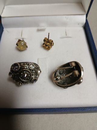 2 pares de pendientes plateados y amarillos