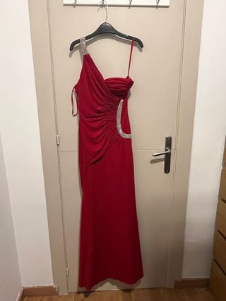 Vestido rojo largo con pedrería