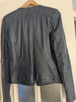 Chaqueta de piel azul marino entallada