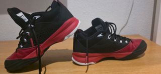 Zapatillas Jordan Talla 42 Negras y Rojas