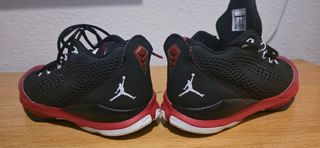 Zapatillas Jordan Talla 42 Negras y Rojas