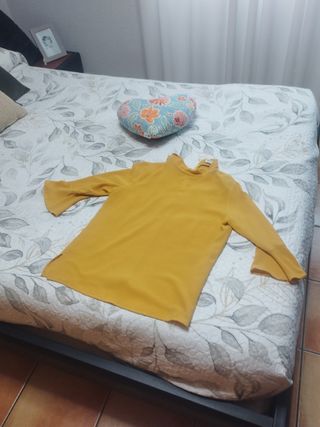 Blusa amarilla manga acampanada