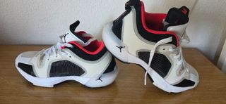 Zapatillas Jordan Talla 42 Blancas y Rojas