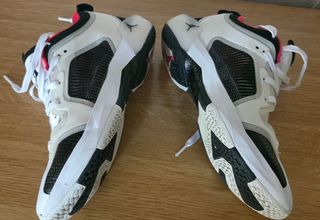 Zapatillas Jordan Talla 42 Blancas y Rojas