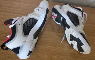 Zapatillas Jordan Talla 42 Blancas y Rojas