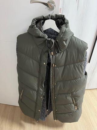 Chaleco plumífero acolchado con capucha