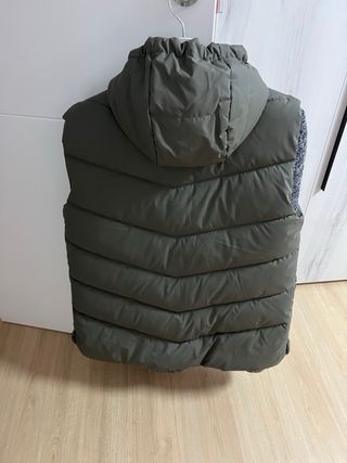 Chaleco plumífero acolchado con capucha