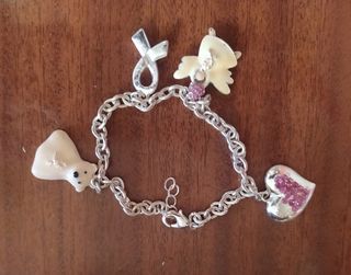 Pulsera con charms de oso, corazón y lazo