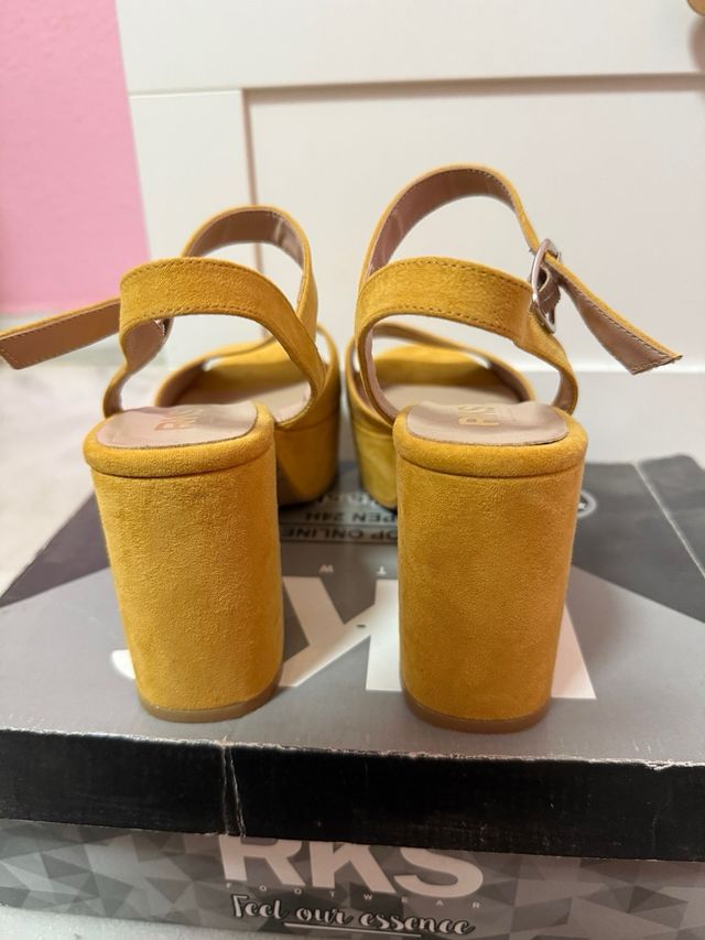 Zapatos de tacón ancho color mostaza, número 38