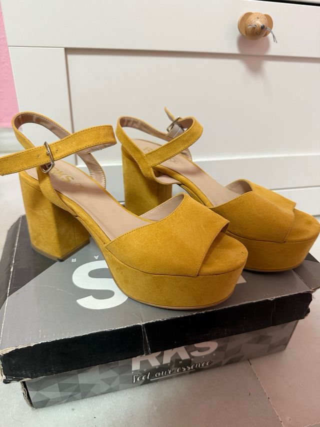 Zapatos de tacón ancho color mostaza, número 38