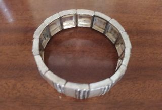 Pulsera plateada elástica