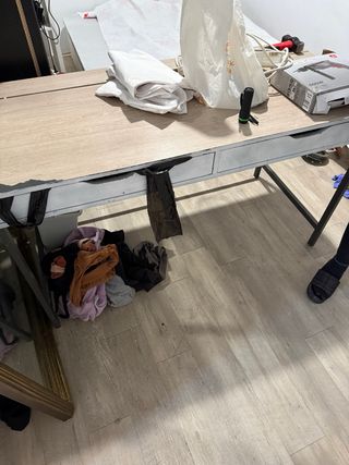 Escritorio de madera y metal