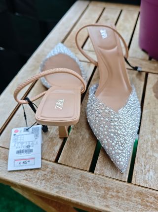 Zapatos Zara tacón fino pedrería plateados