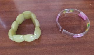 Pulseras verdes y rosas
