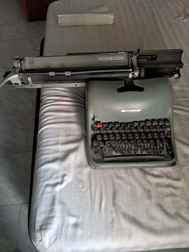 Máquina de escribir Olivetti Hispano