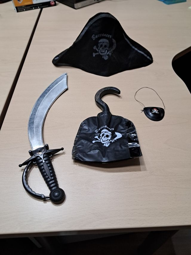 Disfraz Pirata: Sombrero, Garfio, Espada y Parche