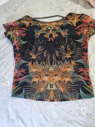 Camisa sin mangas multicolor con estampado floral.