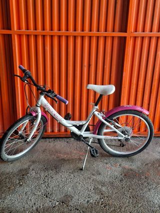 Bicicleta infantil blanca y rosa