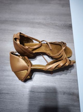 Zapatos de baile dorados para niña