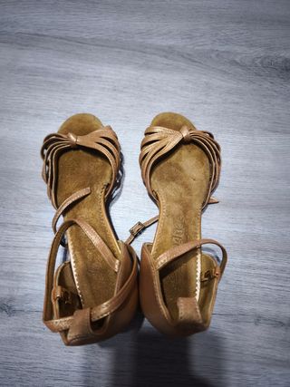 Zapatos de baile dorados para niña