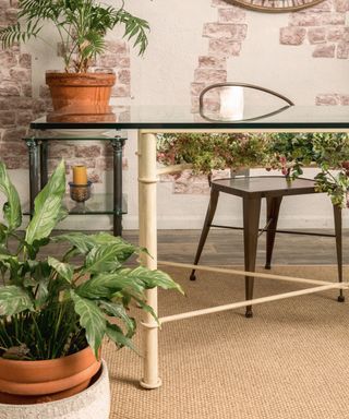 Mesa de forja y cristal