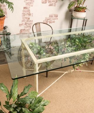 Mesa de forja y cristal