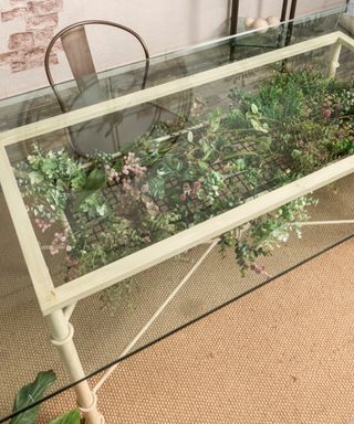 Mesa de forja y cristal