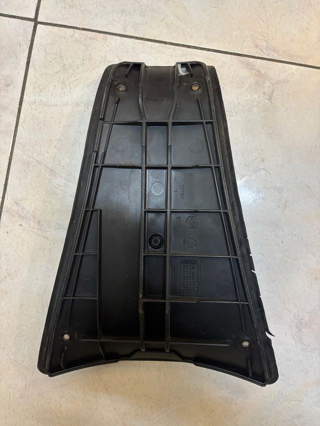 Tapa Batería Vespa GTS Negra