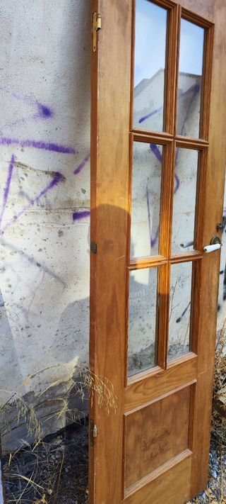 Puerta madera con 6 cristales y pomo