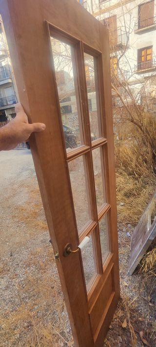 Puerta madera con 6 cristales y pomo