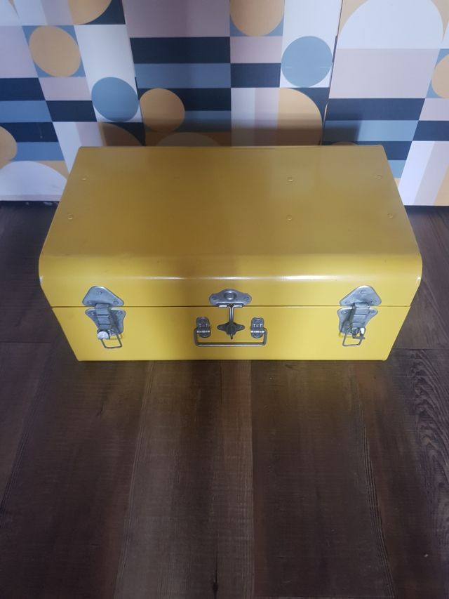 Baule giallo in metallo