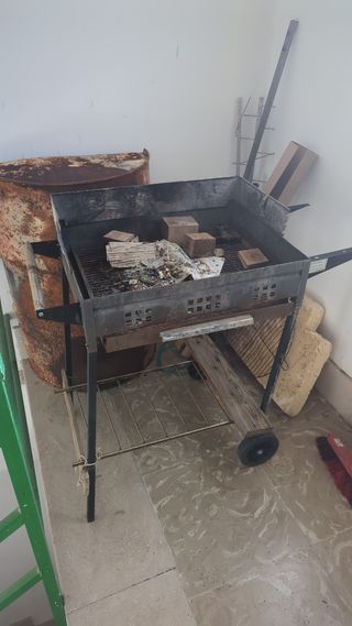 Barbacoa metálica con medio bidón