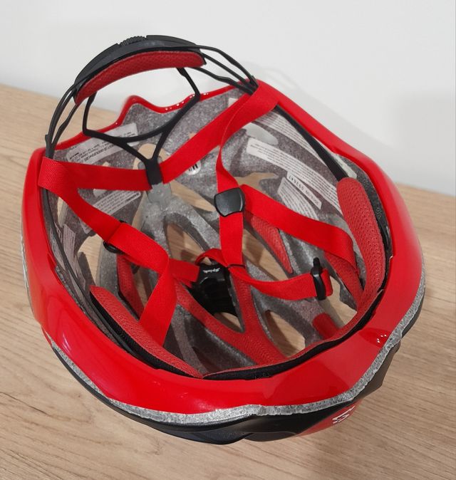 CASCO DE CICLISMO SPIUK.