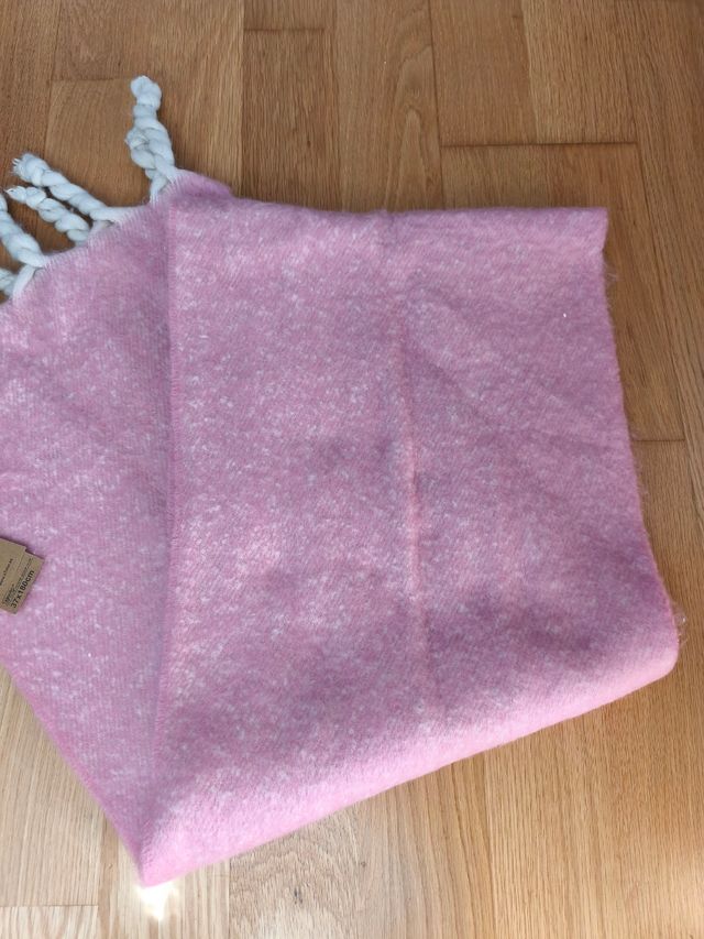 Bufanda rosa con etiqueta