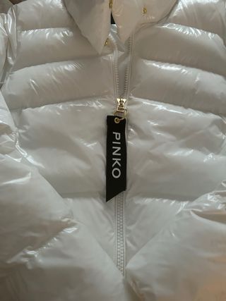 Pinko plumífero blanco