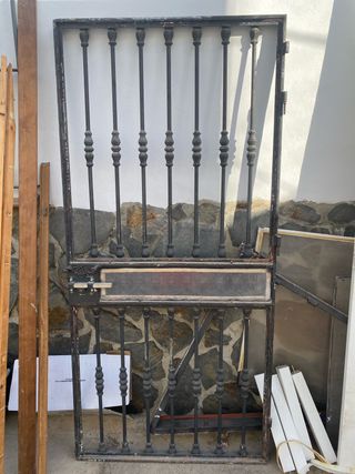 Puerta de hierro forjado