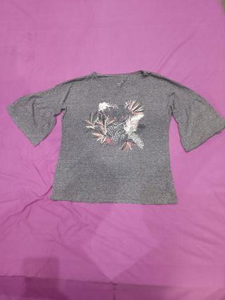 Camiseta gris con estampado floral