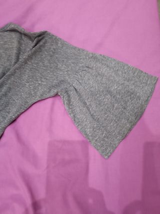 Camiseta gris con estampado floral