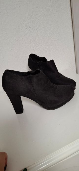 Botines de tacón negros
