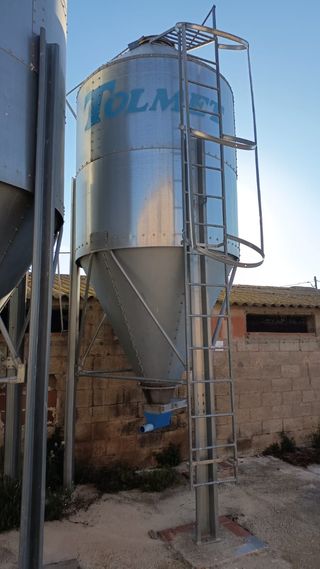 Silos de pienso casi nuevos
