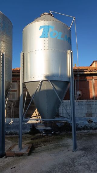 Silos de pienso casi nuevos