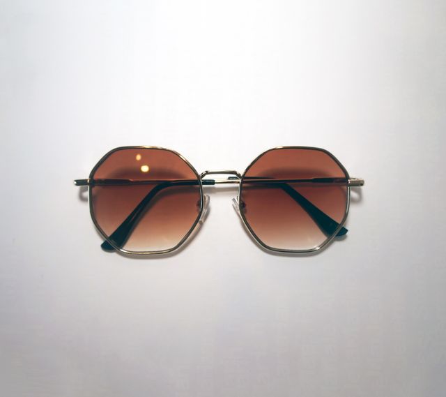 Gafas de sol montura dorada y lentes caramelo