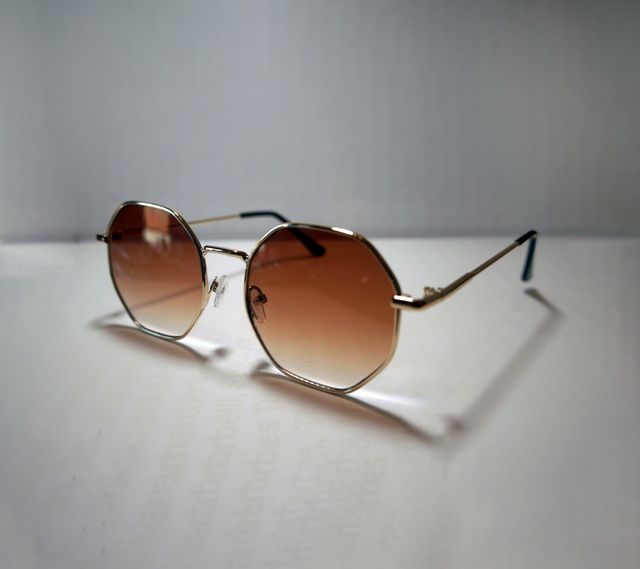 Gafas de sol montura dorada y lentes caramelo